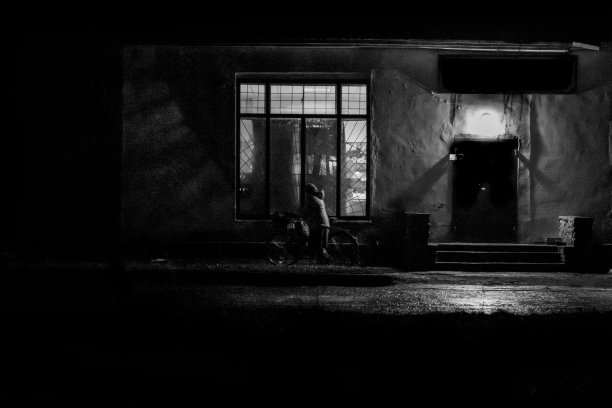 晚上骑自行车的老太太图片下载