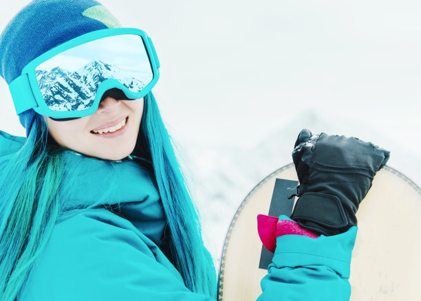 戴着防护太阳镜在户外滑雪的女人。图片下载