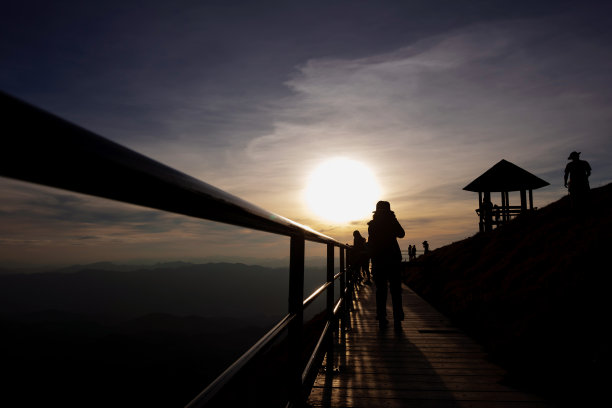 游客在山顶图片下载