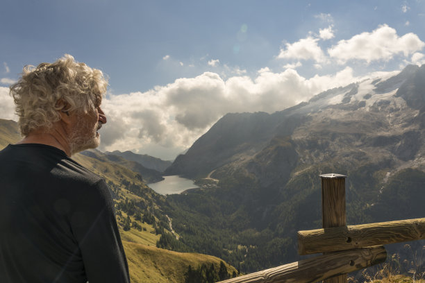 老人们在马尔莫拉达山对面的山上徒步旅行图片下载
