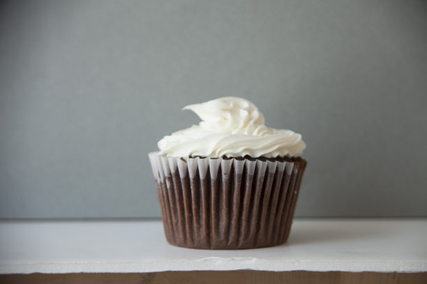 灰色背景上的小蛋糕图片下载