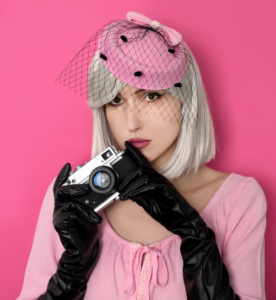 带着复古相机的女士图片下载