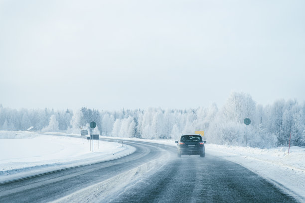 在冬天下雪的拉普兰路上的汽车图片下载