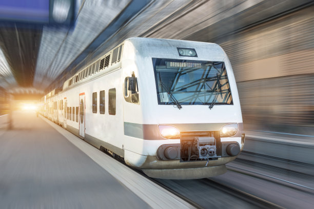 火车在城市的火车站乘坐旅行。素材图片