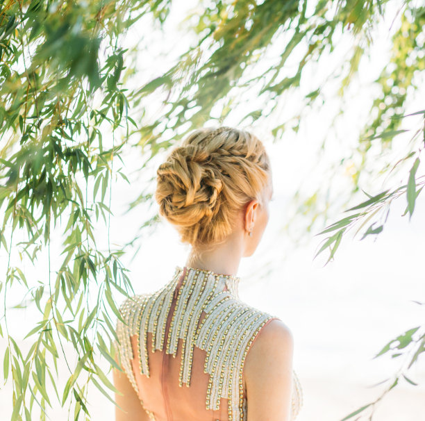 年轻的女孩，一头金黄色的直发，梳成公主或精灵的温柔发型，整洁的oyuraz，艺术照片，照片背面没有脸，背景很淡。图片下载