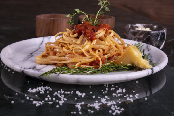 美味的意大利面配帕尔马干酪放在大理石盘子里图片下载