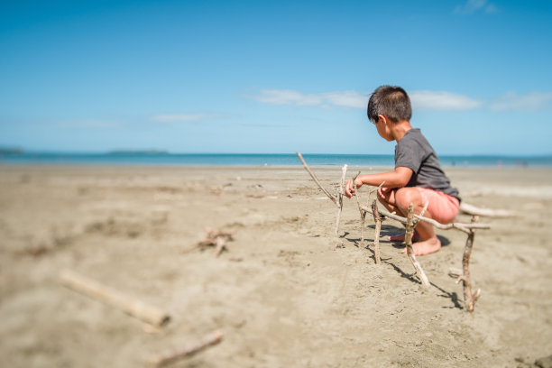 孩子们喜欢大自然。图片下载