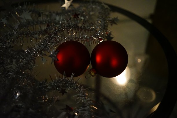 低灯光下的圣诞装饰图片下载