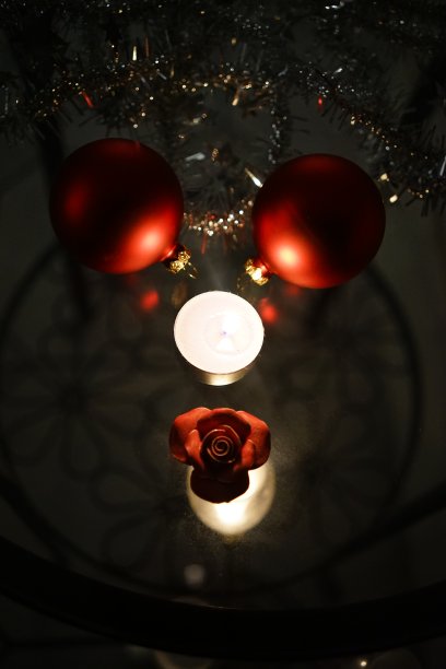 低灯光下的圣诞装饰图片下载