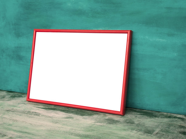 模型海报在红色框架。背景上的绿色墙。图片下载