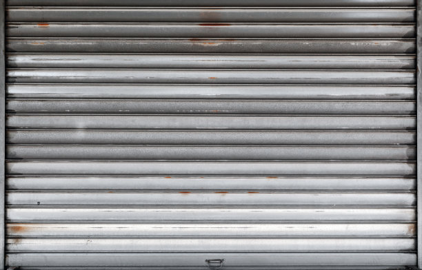 车库门紧闭，金属卷闸门生锈图片下载