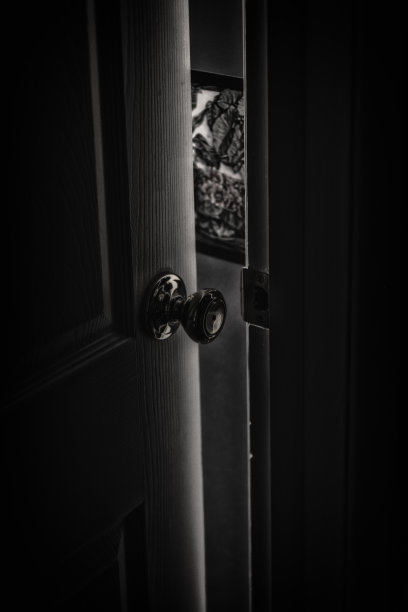 黑暗幽灵裂开背光门图片下载