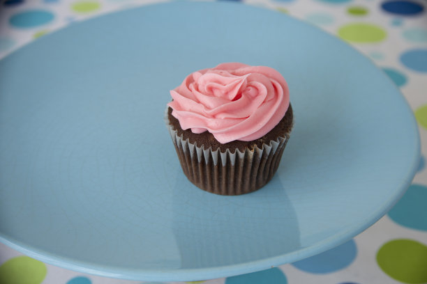 粉色糖衣巧克力小蛋糕图片下载