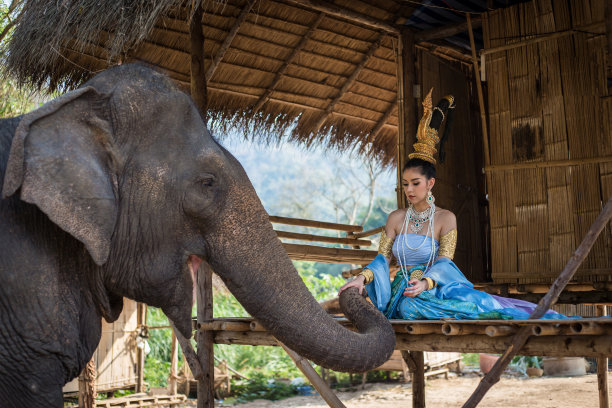 穿着传统服装的泰国女人图片下载