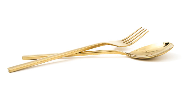 金色的勺子和叉子孤立在白色的背景上图片下载