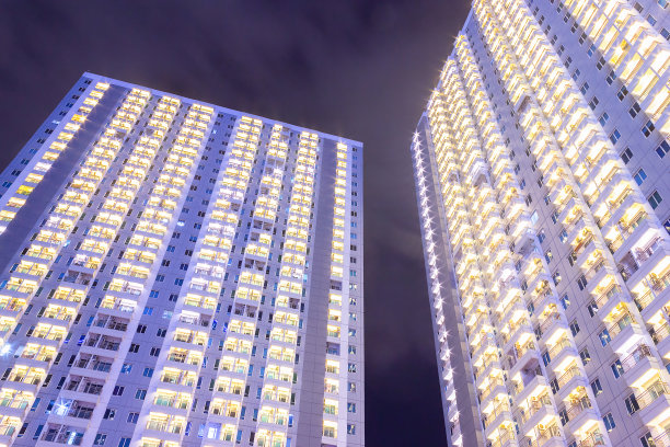 晚上的窗户。图片下载