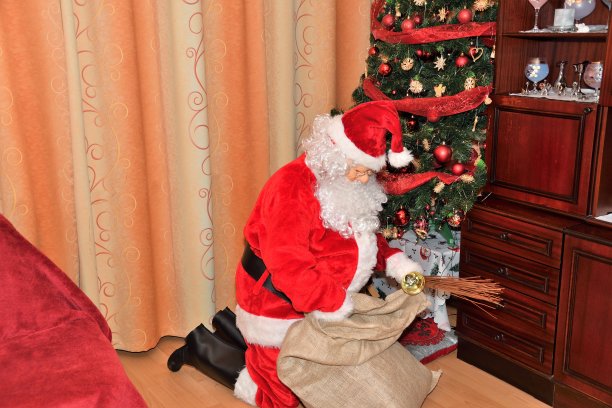 圣诞老人在圣诞节给树礼物图片下载