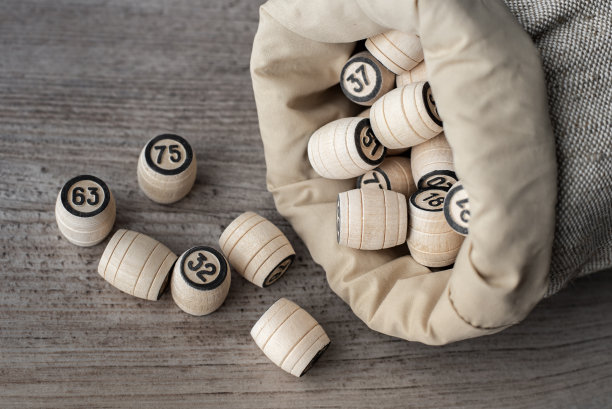 为儿童和成人开发游戏宾果，一堆木桶与数字袋粗物质。赌博游戏图片下载