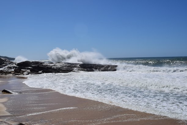 波在石头上图片下载