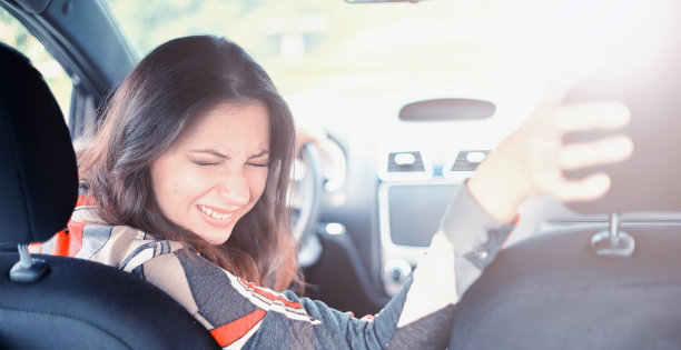 女孩开车情绪不好图片下载