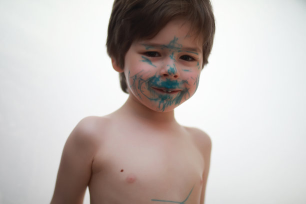 一个孩子用颜料涂他的脸图片下载