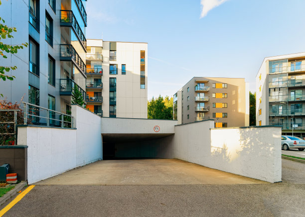 新建住宅楼、车库和停车场图片下载