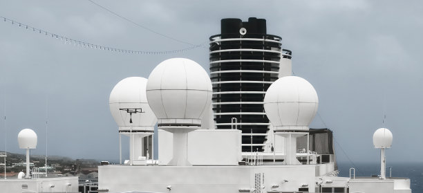 船顶上的卫星系统图片下载