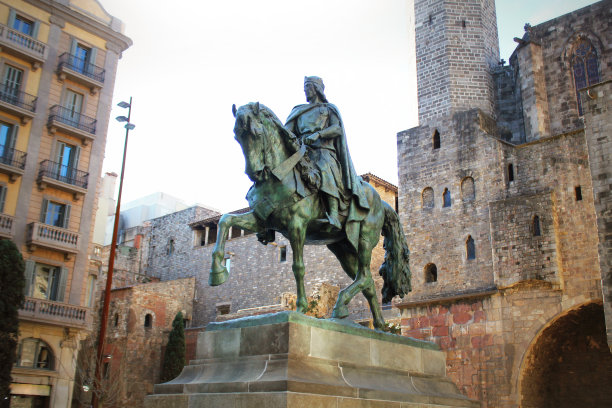 西班牙巴塞罗那普拉卡·拉蒙·贝伦格尔·埃尔·格兰的拉蒙·贝伦格尔四世伯爵雕像图片下载