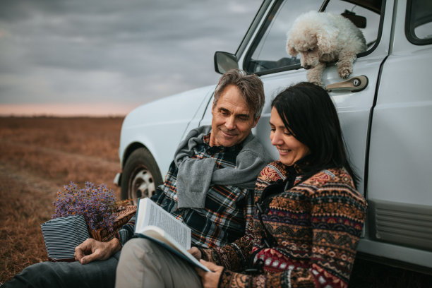 把书拿近点!图片下载