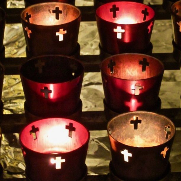 新墨西哥州圣菲的圣弗朗西斯大教堂内，祈祷蜡烛在圣坛旁燃烧图片下载