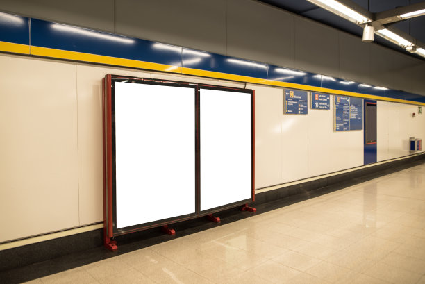 地铁站内的两块空白广告牌图片下载