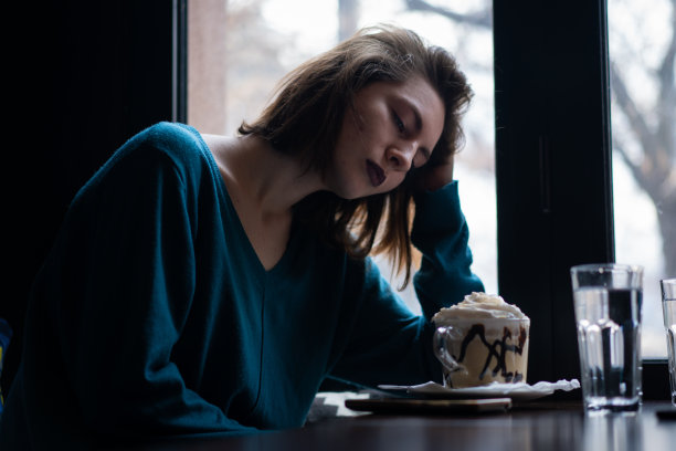 考虑年轻的女人图片下载