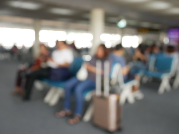 模糊的背景乘客在机场候机楼图片下载
