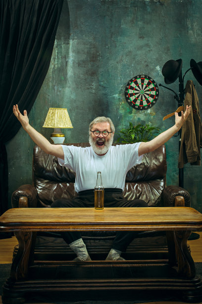 赢家。欢欣鼓舞的男人在庆祝胜利时挥动着双手图片下载