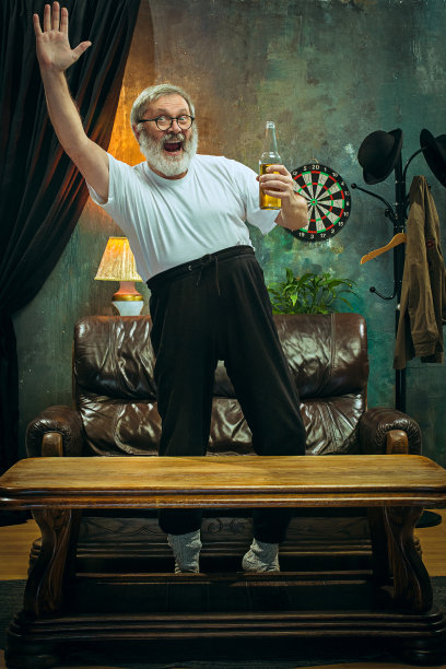 赢家。欢欣鼓舞的男人在庆祝胜利时挥动着双手图片下载