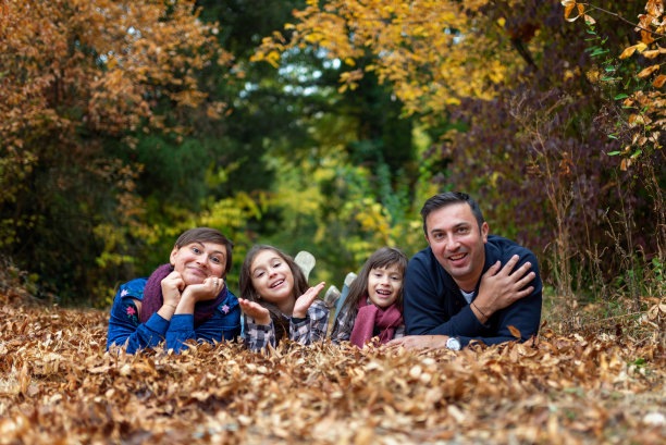 秋日幸福全家福照图片下载