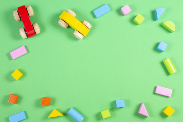 五颜六色的木制玩具和积木在绿色的背景图片下载