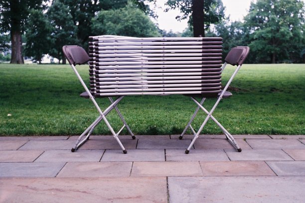 露台上堆放着折叠椅图片下载