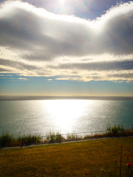 新西兰海面上银色云彩的倒影图片下载