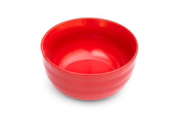 白色背景上的红色碗。前视图。图片下载