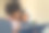 妈妈在给她的小女儿读书。图片下载