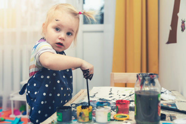 小女孩在家里用水粉颜料作画图片下载