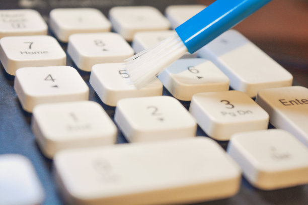 特写照片清洁键盘与白色键与蓝色刷子图片下载