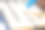 特写照片清洁键盘与白色键与蓝色刷子图片下载