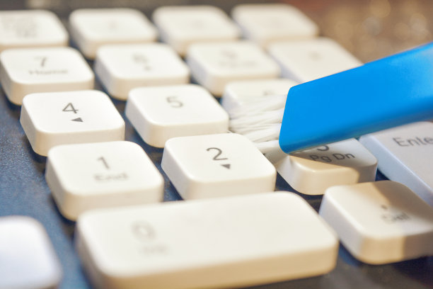 特写照片清洁键盘与白色键与蓝色刷子图片下载