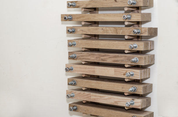 木夹木工工作在墙上的货架在车间。和木头一起工作的工具。图片下载