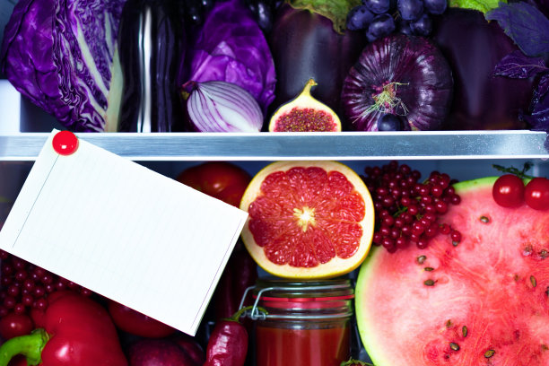 健康的夏天生水果和蔬菜在纯素食的冰箱图片下载