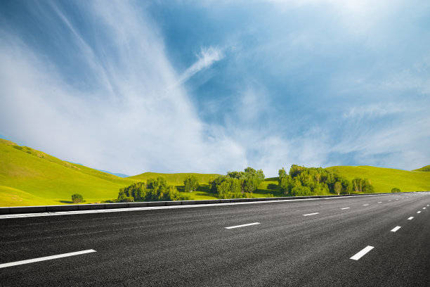 草原上森林边缘的高速公路图片下载