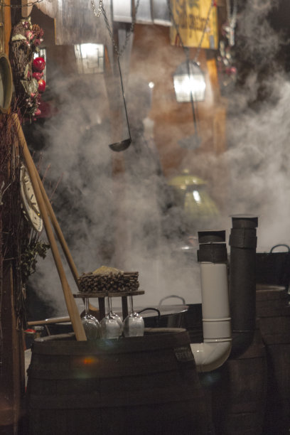 中欧匈牙利佩克的街头市场上，热红酒的烟雾。图片下载