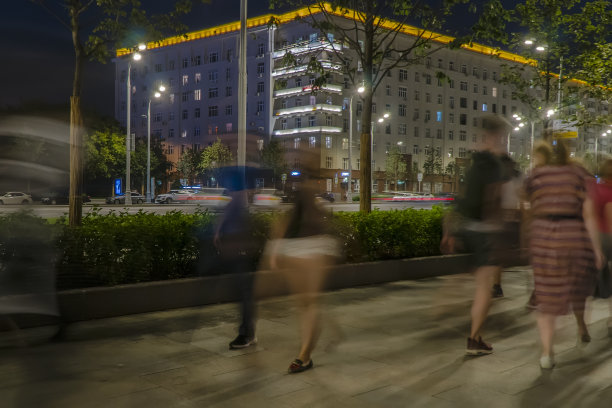 沿着城市街道的行人和汽车图片下载